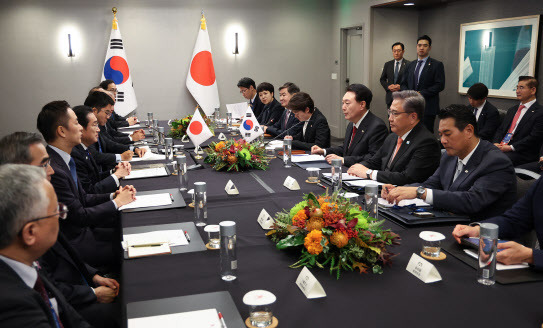 아시아태평양경제협력체(APEC) 정상회의 참석차 미국을 방문한 윤석열 대통령이 16일(현지시간) 샌프란시스코 한 호텔에서 기시다 후미오 일본 총리와 한일 정상회담을 하고 있다. (사진=연합뉴스)