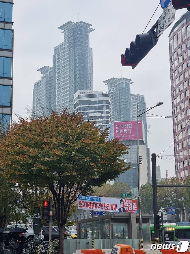 서울 강남구 삼성동에 토지거래허가구역 해제와 관련한 현수막이 걸려 있다. 2023.11.16/뉴스1 ⓒ News1 박기현 기자