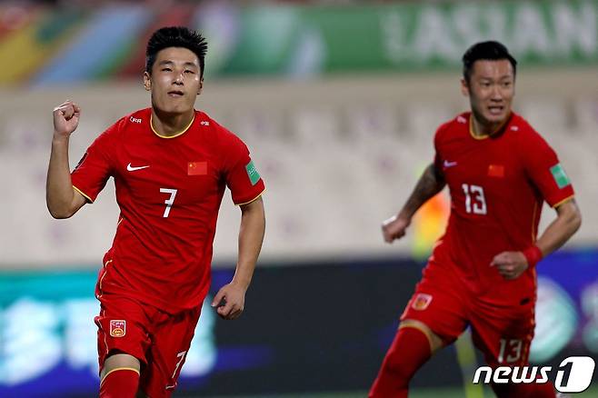 중국 대표팀 공격수 우레이(왼쪽). ⓒ AFP=뉴스1