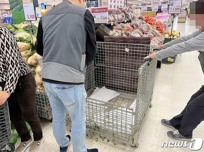 할인 배추를 구매하려는 소비자가 몰리면서 오전 준비된 배추 물량이 모두 소진됐다. ⓒ 뉴스1/신민경 기자.