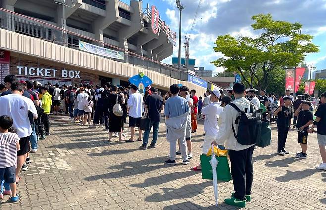 부천FC의 경기를 보기 위해 줄을 선 팬들(부천 제공)