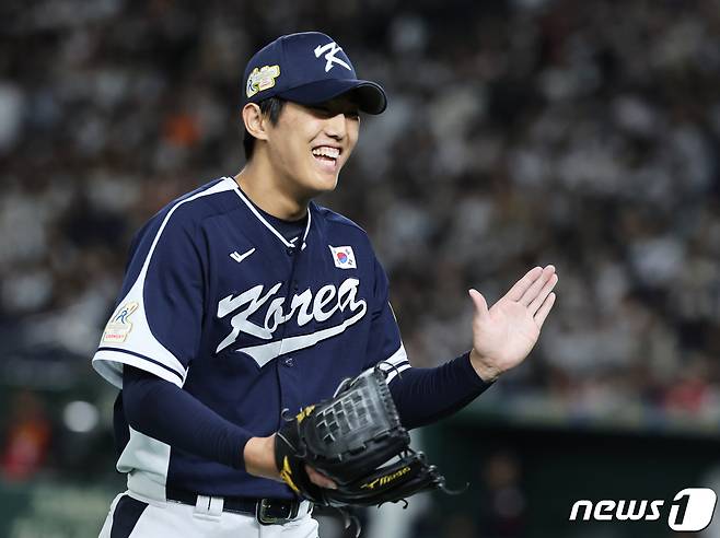 17일 오후 일본 도쿄돔에서 열린 '2023 아시아프로야구챔피언십(APBC)' 대한민국과 일본의 경기 4회말 이닝을 마친 대한민국 선발 이의리가 더그아웃으로 향하고 있다. 2023.11.17/뉴스1 ⓒ News1 이재명 기자