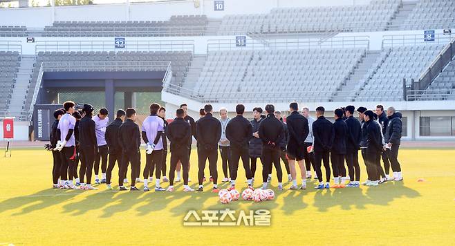 싱가포르와의 월드컵 예선을 앞둔 대한민국 축구대표팀의 클린스만 감독(가운데)이 14일 목동운동장에서 훈련을 진행하기 전 선수들에게 이야기를 하고 있다. 2023. 11. 14. 박진업기자 upandup@sportsseoul.com