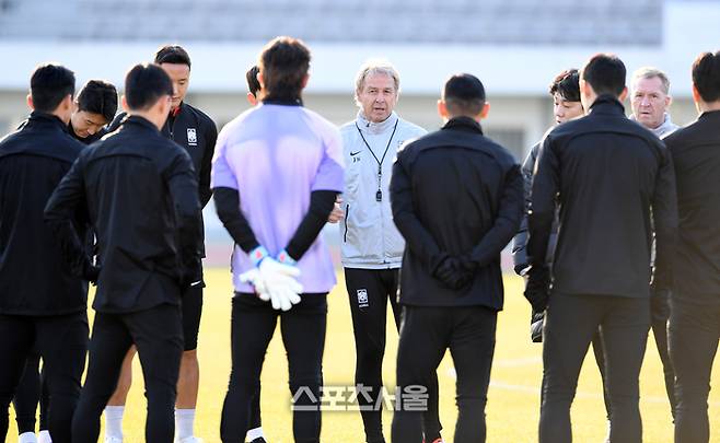 싱가포르와의 월드컵 예선을 앞둔 대한민국 축구대표팀의 클린스만 감독(가운데)이 14일 목동운동장에서 훈련을 진행하기 전 선수들에게 이야기를 하고 있다. 2023. 11. 14.  박진업기자 upandup@sportsseoul.com