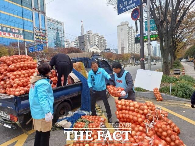교통이 혼잡했던 수능일인 16일 오전 도심도로에서 트럭이 운송중이던 양파를 쏟아내자 인근에 있던 진보당 광주시당 당원들이 40여분 동안 양파를 수거해 트럭에 실어준 미담이 전해졌다./진보당