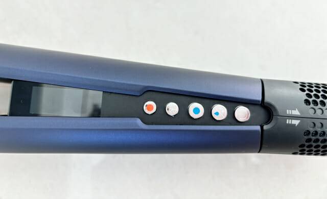 다이슨'에어스트레이트 스트레이트너'는 버튼이 총 5개다. (사진=지디넷코리아)