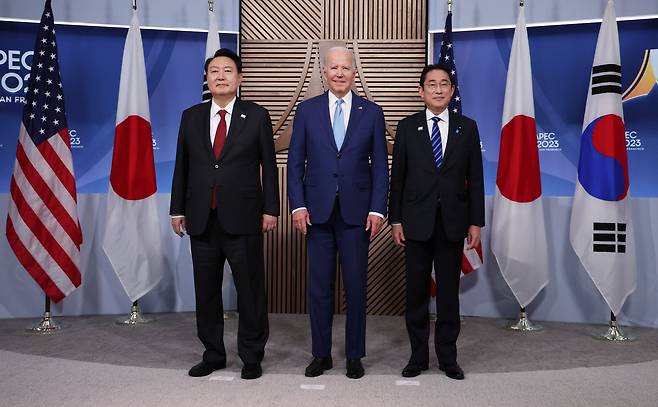 아시아·태평양경제협력체(APEC) 정상회의 참석차 미국을 방문 중인 윤석열 대통령이 16일(현지 시각) 샌프란시스코 모스코니센터에서 열린 한미일 정상 회동에서 조 바이든 미국 대통령, 기시다 후미오 일본 총리와 기념촬영하고 있다. /뉴시스