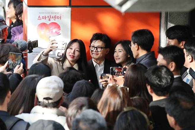 한동훈 법무부 장관이 17일 오후 대구 수성구 만촌동 대구스마일센터를 찾아 직원 간담회를 마친 뒤 입구에서 기다리던 시민들의 요청에 기념촬영을 하고 있다./뉴스1