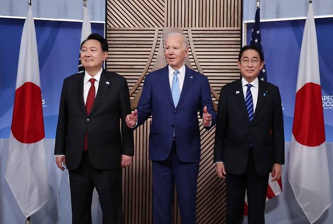 아시아태평양경제협력체(APEC) 정상회의 참석차 미국을 방문 중인 윤석열 대통령이 16일(현지시간) 미국 샌프란시스코 모스코니센터에서 열린 한미일 정상 회동에서 조 바이든 미국 대통령, 기시다 후미오 일본 총리와 기념촬영을 하고 있다. 연합뉴스