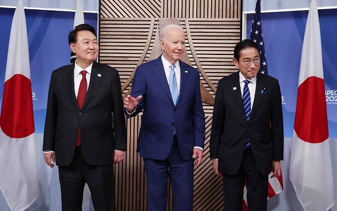 아시아태평양경제협력체(APEC) 정상회의 참석차 미국을 방문 중인 윤석열 대통령이 16일(현지시간) 미국 샌프란시스코 모스코니센터에서 열린 한미일 정상 회동에서 조 바이든 미국 대통령, 기시다 후미오 일본 총리와 기념촬영을 하고 있다. 연합뉴스