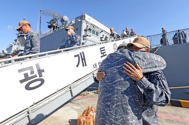 17일 경남 창원시 진해구 진해군항에서 열린 '청해부대 40진(광개토대왕함) 파병 복귀 환영 행사'에서 임무를 마치고 복귀한 청해부대원이 해군인 아들과 인사를 나누고 있다. 사진=뉴스1