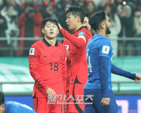 손흥민이 16일 오후 서울 상암동 서울월드컵경기장에서 열린 2026 북중미 월드컵 아시아지역 2차 예선 대한민국과 싱가포르의 경기에서 팀의 5번째 골을 넣은 이강인의 머리를 쓰다듬으며 축하해 주고 있다. 상암=김민규 기자 mgkim1@edaily.co.kr /2023.11.16/