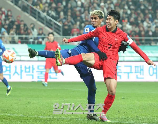 손흥민이 16일 오후 서울 상암동 서울월드컵경기장에서 열린 2026 북중미 월드컵 아시아지역 2차 예선 대한민국과 싱가포르의 경기에서 후반 상대 수비에 앞서 크로스된 공에 발을 대고 있다. 상암=김민규 기자 mgkim1@edaily.co.kr /2023.11.16/