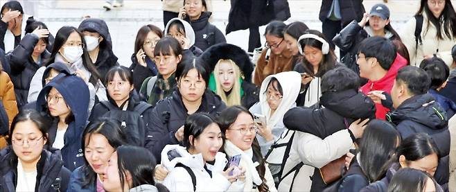 16일 서울 안국동 덕성여고에서 2024학년도 대학수학능력시험을 마친 수험생들이 홀가분한 표정으로 나오고 있다. 올해 수능은 ‘킬러문항’ 배제에도 불구하고 국어·수학·영어 등 주요 과목이 예상보다 어려웠다는 게 교육 전문가들의 설명이다. /임대철 기자