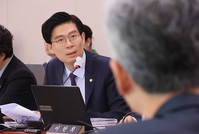 시대전환 조정훈 의원이 10월20일 국회 법제사법위원회에서 열린 부산지법 등에 대한 국정감사에서 ‘부산 돌려차기’ 사건 피해자 관련 질의를 김흥준 부산고등법원장에게 하고 있다. 연합뉴스