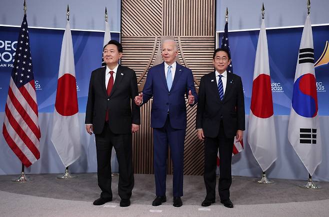 16일(현지시간) 아시아태평양경제협력체(APEC) 정상회의가 열리고 있는 미국 샌프란시스코의 모스코니센터에서 한·미·일 3국 정상이 만나 기념촬영을 하고 있다. 왼쪽부터 윤석열 대통령, 조 바이든 미국 대통령, 기시다 후미오 일본 총리. 샌프란시스코 이승환 기자