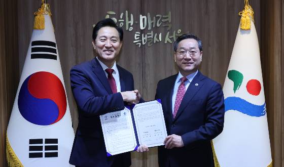 17일 서울시에 따르면 오세훈 서울시장과 유정복 인천시장은 친환경 교통혁신을 위한 기후동행카드 시범사업에 인천시가 참여하기로 하는 내용의 교통분야 업무협약을 체결했다. 교통비 절감과 서울 대중교통 이용 시 무제한 혜택을 제공하고 서울과 인천 사이 대중교통 영향권이 대폭 확대될 전망이다./사진=뉴스1