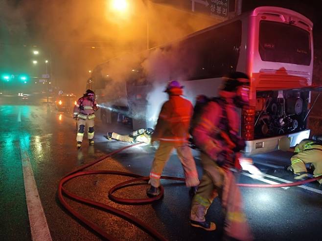 중학생을 태운 관광버스에서 불이 나 학생 15명이 연기를 마셔 병원으로 이송됐다. 사진은 화재 현장. /사진=뉴스1(여수소방서 제공)