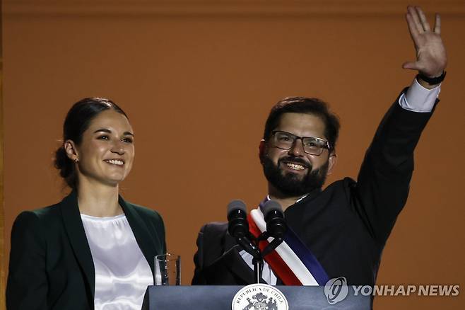 칠레의 가브리엘 보리치 대통령(오른쪽)과 그의 연인 이리나 카라마노스. [AFP=연합]