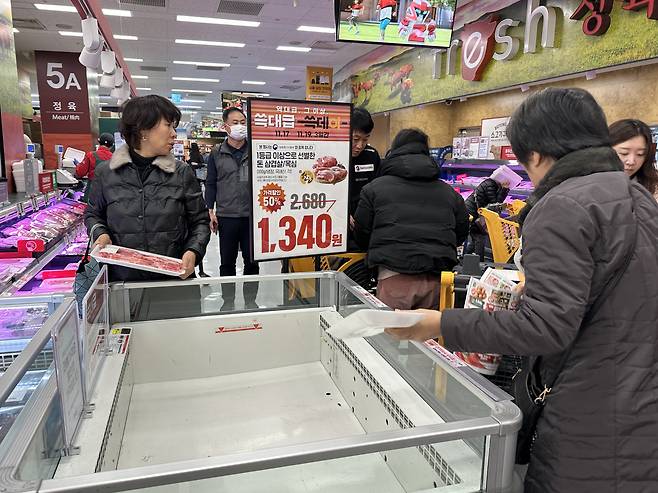 17일 이마트 서울 영등포점 매장 오픈 10분 만에 준비물량만 1t에 달하는 삼겹살과 목살이 모두 동났다. 쓱데이 첫날 이마트는 삼겹살과 목살을 반값에 판매했다. 신주희 기자