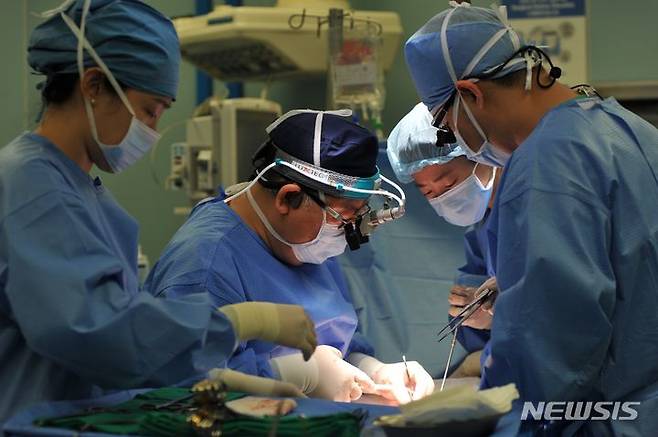 [서울=뉴시스]태어날 때부터 자궁이 없어 어머니의 자궁을 이식했지만 실패한 30대 여성에게 뇌사자의 자궁을 이식하는 수술이 국내에서 처음으로 성공했다. 자궁 재이식 수술 성공로는 세계에서 처음이다. 자궁 이식 성공이 임신과 출산으로 이어지면 선천적 기형 등 자궁에 문제가 있어 불임으로 고통받는 여성들에게는 희망이 될 전망이다. 왼쪽에서 두번째가 박재범 삼성서울병원 이식외과 교수. (사진= 삼성서울병원 제공) 2023.11.17. photo@newsis.com.