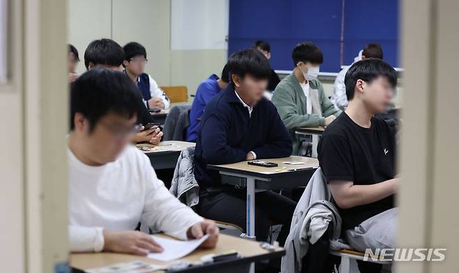 [인천=뉴시스] 전진환 기자 = 2024학년도 대학수학능력시험일인 16일 인천시 미추홀구 25지구 제5시험장이 마련된 인선인고등학교에서 수험생들이 시험 준비를 하고 있다.  (공동취재사진) 2023.11.16. photo@newsis.com