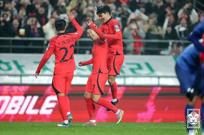 손흥민과 환호하는 황인범. 대한축구협회