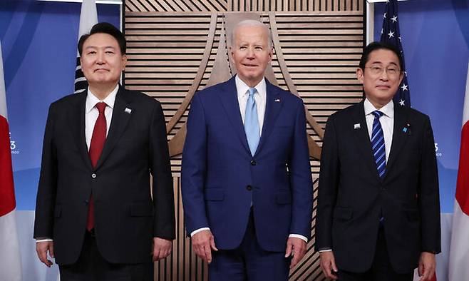 아시아태평양경제협력체(APEC) 정상회의 참석차 미국을 방문 중인 윤석열 대통령이 16일(현지시간) 미국 샌프란시스코 모스코니센터에서 열린 한미일 정상 회동에서 조 바이든 미국 대통령, 기시다 후미오 일본 총리와 기념촬영을 하고 있다. 연합뉴스