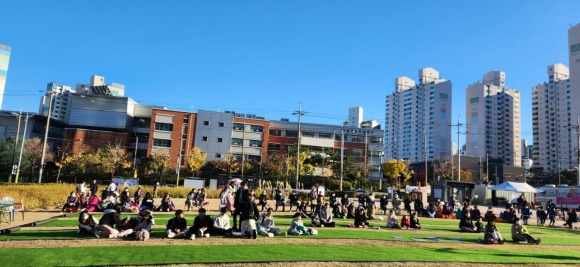 서울 동대문구 전농동 ‘지식의 꽃밭’에서 주민들이 문화 공연을 즐기고 있다. 동대문구 제공