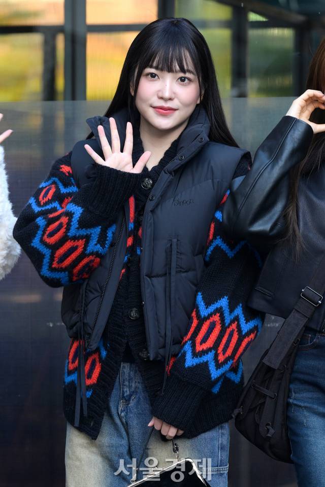 그룹 레드벨벳(Red Velvet) 예리가 17일 오전 서울 영등포구 KBS 신관 앞에서 진행된 KBS2 TV ‘뮤직뱅크’ 리허설에 앞서 포토타임을 갖고 있다. 김규빈 기자