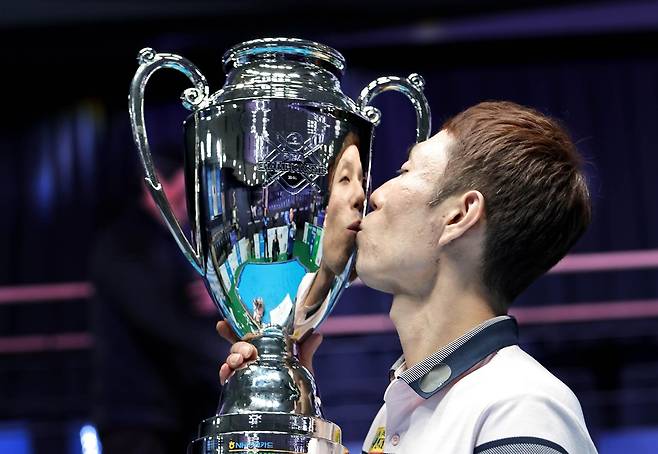 최원준이 15일 열린 프로당구 PBA 6차 투어 NH농협카드 챔피언십 결승전에서 우승을 차지한 뒤 트로피에 입맞춤을 하고 있다.  사진제공 l PBA