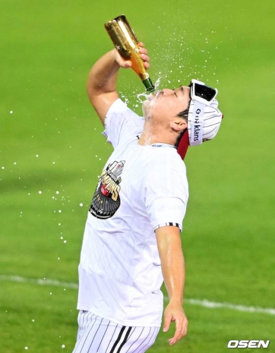고우석이 지난 13일 한국시리즈 우승 후 축배를 들고 있다.