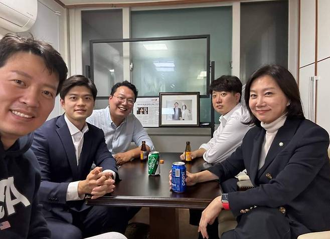 국민의힘 이준석 전 대표와 ‘천아용인’(왼쪽부터 이기인 경기도 의원, 김용태 전 청년최고위원,  천하람 순천갑 당협위원장,  이준석 전 대표, 허은아 의원)이 11월 11일 저녁 허 의원의 동대문 사무실에 모여 창당 관련 논의를 한 것으로 알려졌다. /김용태 전 청년최고위원 페이스북