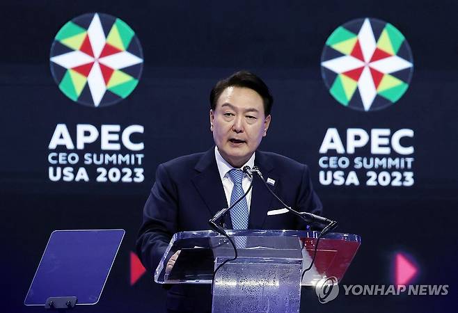 APEC CEO 서밋 참석한 윤석열 대통령 (샌프란시스코=연합뉴스) 진성철 기자 = 아시아태평양경제협력체(APEC) 정상회의 참석차 미국을 방문한 윤석열 대통령이 15일(현지시간) 샌프란시스코 모스코니 센터에서 열린 APEC CEO 서밋에서 기조연설을 하고 있다. 2023.11.16 zjin@yna.co.kr