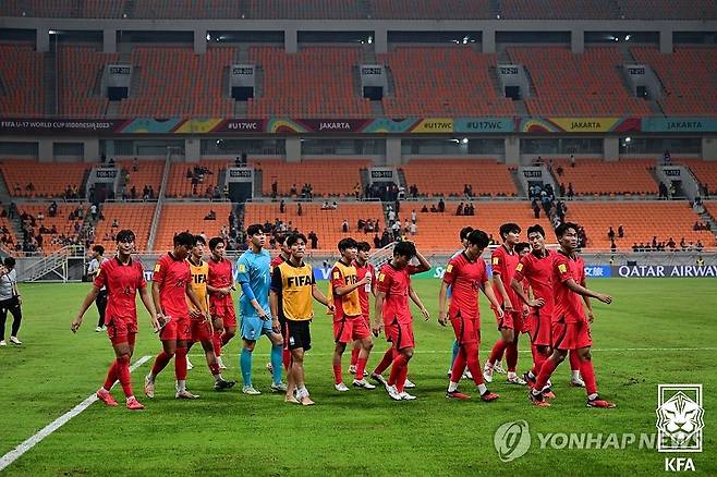 U-17 축구대표팀, 프랑스에 0-1로 패배 (서울=연합뉴스) 15일(현지시간) 인도네시아 자카르타 인터내셔널 스타디움에서 열린 2023 국제축구연맹(FIFA) U-17 월드컵 조별리그 E조 2차전 한국과 프랑스의 경기에서 0-1로 패배한 한국 선수들이 아쉬워하고 있다. 2023.11.15 [대한축구협회 제공. 재판매 및 DB 금지] photo@yna.co.kr