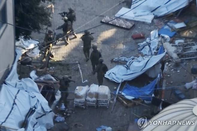 15일 알시파 병원으로 진입하는 이스라엘군 [AP=연합뉴스]