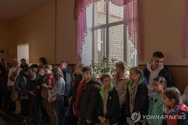 우크라이나 헤르손 남부의 한 학교에 아이들이 모여있다. [AFP 연합뉴스 자료사진. 재판매 및 DB 금지]