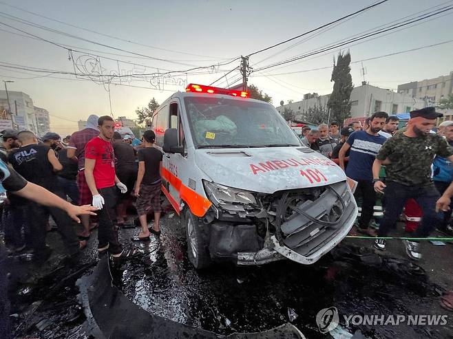 알시파 병원 앞 부서진 구급차 [로이터 연합뉴스 자료사진. 재판매 및 DB 금지]