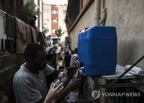 가자지구 남부의 식수 배급 현장 [ EPA 연합뉴스 자료 사진. 재판매 및 DB 금지]