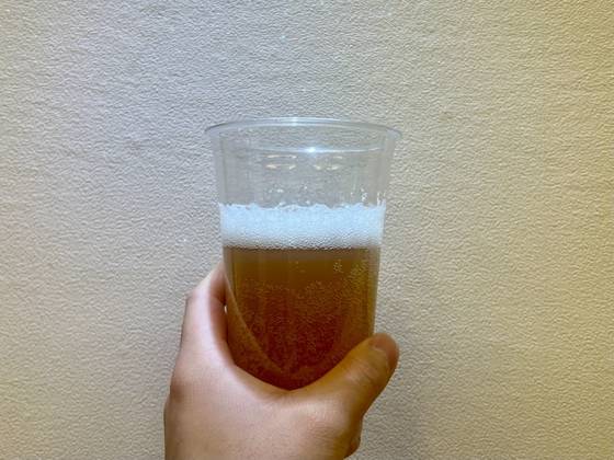 시중에서 판매하는 콤부차를 컵에 따르자 탄산이 올라온 모습. 〈사진=장영준 기자〉