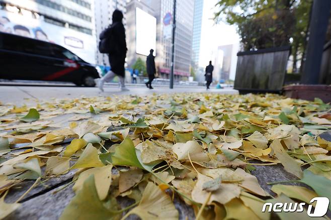 초겨울 추위가 기승을 부리는 17일 오전 서울 청계천 일대에서 시민들이 두꺼운 외투를 입고 걸어가고 있다. 기상청은 이날 경기 서해안과 충남 지역을 시작으로 서울을 비롯한 내륙 대부분 지역에 눈이나 비가 내린다고 예보했다. 2023.11.17/뉴스1 ⓒ News1 김민지 기자