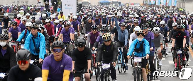 서울 광화문광장에서 열린 '2023 서울 자전거 대행진'에서 참가자들이 힘차게 출발하고 있다.2023.5.21/뉴스1 ⓒ News1 이동해 기자