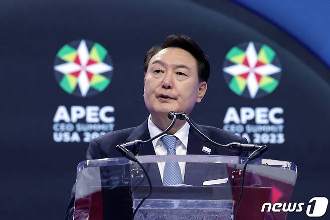 아시아태평양경제협력체(APEC) 정상회의 참석을 위해 미국을 방문 중인 윤석열 대통령이 15일 오후(현지시간) 샌프란시스코 모스코니센터에서 열린 'APEC 최고경영자(CEO) 서밋'에서 기조연설을 하고 있다. (대통령실 제공) 2023.11.16/뉴스1 ⓒ News1 오대일 기자