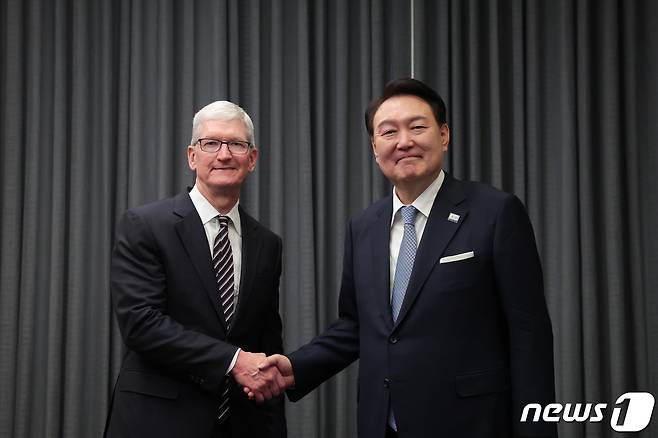 아시아태평양경제협력체(APEC) 정상회의 참석을 위해 미국을 방문한 윤석열 대통령이 15일 오후(현지시간) 샌프란시스코의 한 호텔에서 팀 쿡 애플 CEO를 접견하며 기념 촬영하고 있다. (대통령실 제공) 2023.11.16/뉴스1 ⓒ News1 오대일 기자