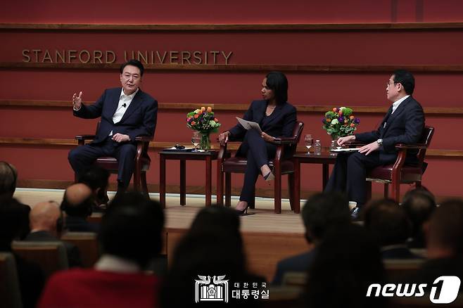 아시아태평양경제협력체(APEC) 정상회의 참석을 위해 미국을 방문 중인 윤석열 대통령과 기시다 후미오 일본 총리가 17일(현지시간) 미국 캘리포니아주 스탠퍼드대 후버연구소에서 한일 정상 좌담회를 하고 있다. (대통령실 홈페이지) 2023.11.18/뉴스1 ⓒ News1 오대일 기자