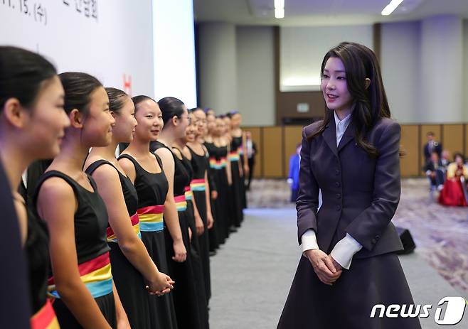 김건희 여사가 15일(현지시간) 미국 샌프란시스코의 한 호텔에서 열린 샌프란시스코 동포 초청 오찬간담회에서 합창단을 격려하고 있다. (대통령실 제공) 2023.11.16/뉴스1 ⓒ News1 안은나 기자