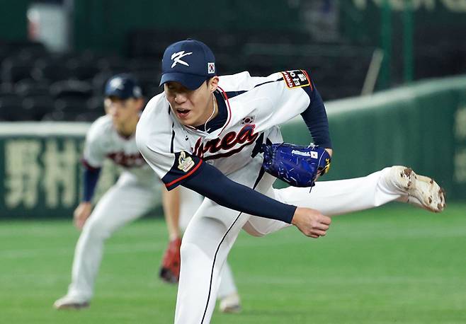 18일 일본 도쿄돔에서 열린 아시아프로야구챔피언십(APBC) 예선 최종전 대한민국과 대만의 경기. 한국 선발 원태인이 역투하고 있다. 2023.11.18. 사진 | 도쿄=연합뉴스