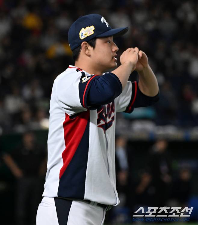 18일 일본 도쿄돔에서 열린 2023 아시아 프로야구 챔피언십(APBC) 한국과 대만의 경기. 문동주가 입장하며 하트를 보내고 있다. 도쿄(일본)=박재만 기자pjm@sportschosun.com/2023.11.18/