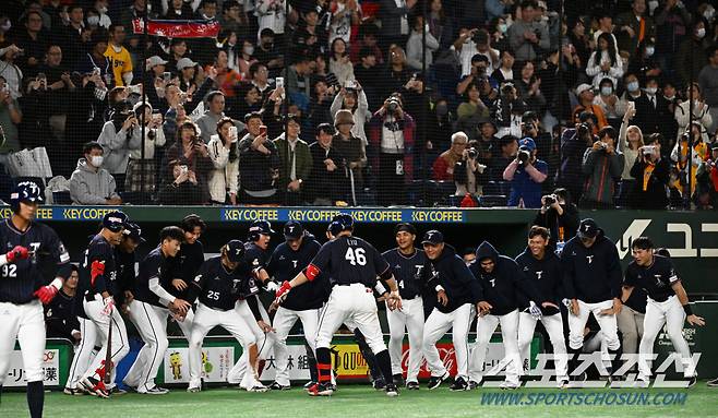 18일 일본 도쿄돔에서 열린 2023 아시아 프로야구 챔피언십(APBC) 한국과 대만의 경기. 4회초 1사 대만 류지홍이 솔로포를 날린 뒤 환호하고 있다.  도쿄(일본)=박재만 기자pjm@sportschosun.com/2023.11.18/