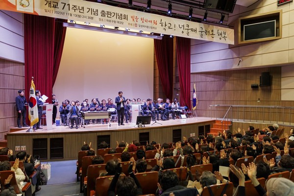 박강수 마포구청장 일성여중고 '학교! 넝쿨째 굴러온 행복-빛을 향하여' 출판기념회에 참석 축사 모습(사진제공=마포구청)